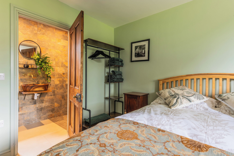 Room, Paddock View Barn, 1-bed, Sleeps 4 With Parking, Vale of Glamorgan