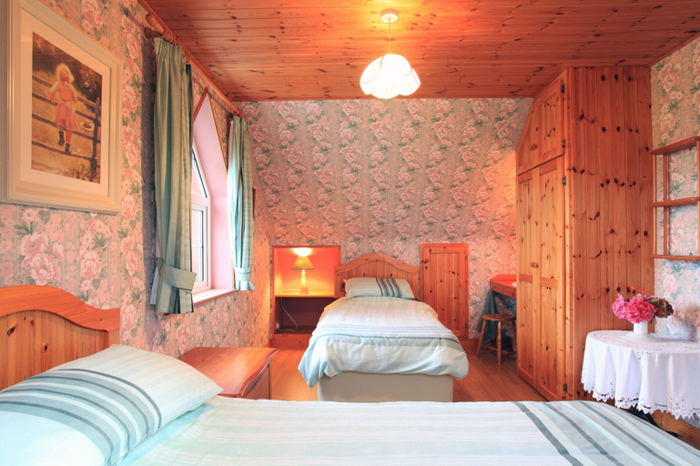 Bedroom 2, 3 bed Seaview Cottage