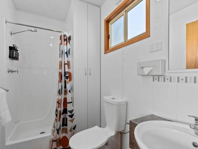 Bathroom 3, Canberra Holiday Village, Canberra