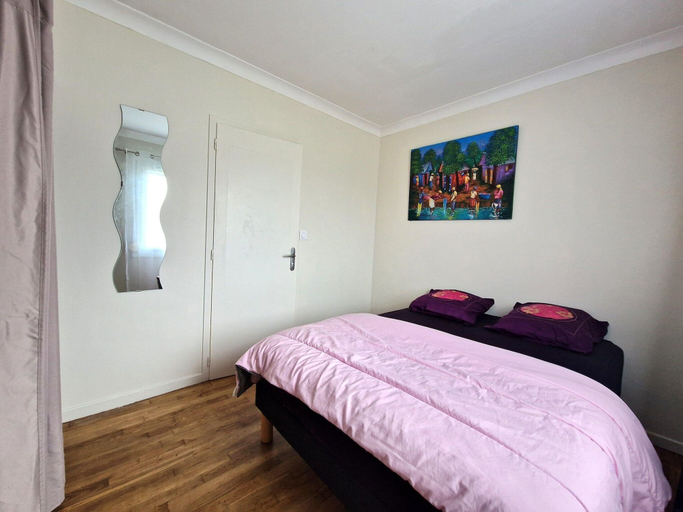 Room 3, Holiday Home in Kerbors Near Cote de Granit Rose, Côtes-d'Armor