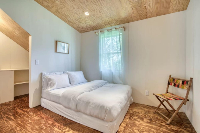 Room 4, Spacious 5-br 4-bath Pool in East Hamptons, Suffolk