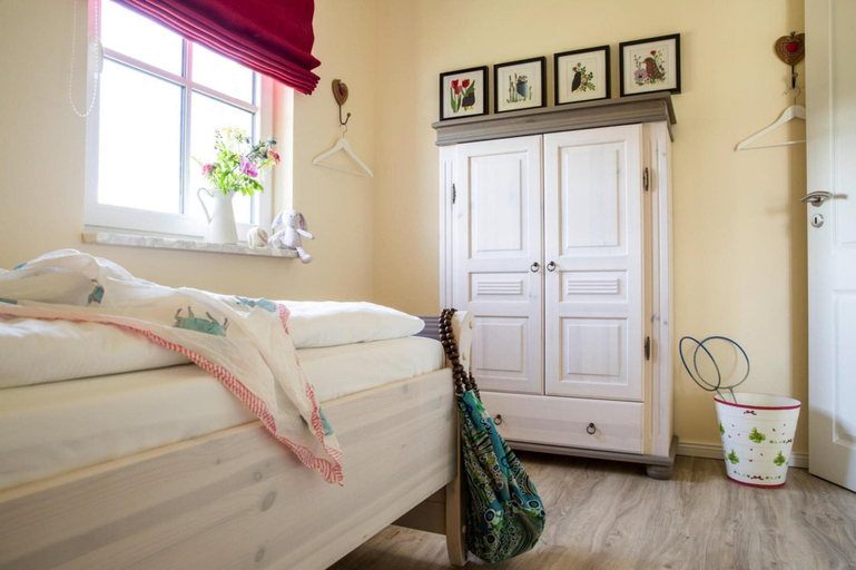 Bedroom 2, Luxushaus Bodden mit Schwimmbereich, Vorpommern-Rügen