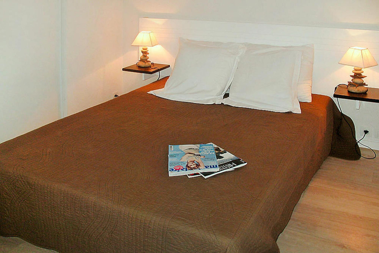 Room 3, Coastal Stay With Pool in Grandcamp, Calvados