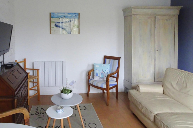 Dining 4, Holiday Home in Criel sur Mer With Balcony, Seine-Maritime