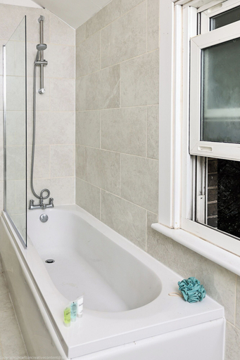 Bathroom, Cozy 4-bed Cottage Garden Walk to River Thames, London