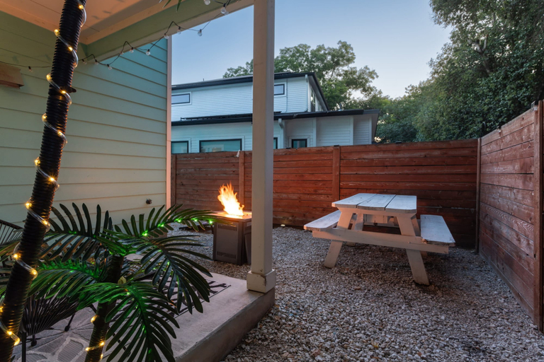 Room 2, Upstay - East Austin Home w Yard Games Fire Pit, Travis
