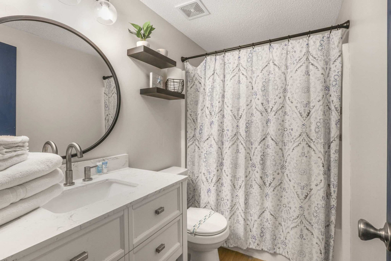 Room 4, Phoenix 8 8904- Sand Shells Sun Can Rent at 18 3 Bedrooms 2 Baths, Baldwin