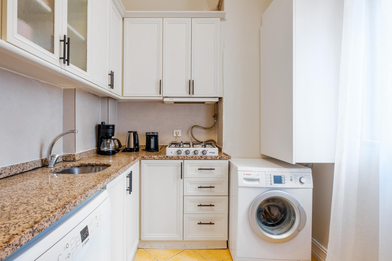 Others 5, Chic Modern Flat w Balcony 5 min to Taksim, Beyoğlu