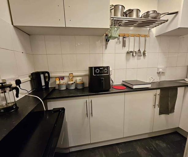 Others 5, Tropical Hideaway Studio Apartment, Cardiff