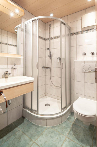 Bathroom 3, Hotel-Gasthof Zum Dragoner, Weilheim-Schongau