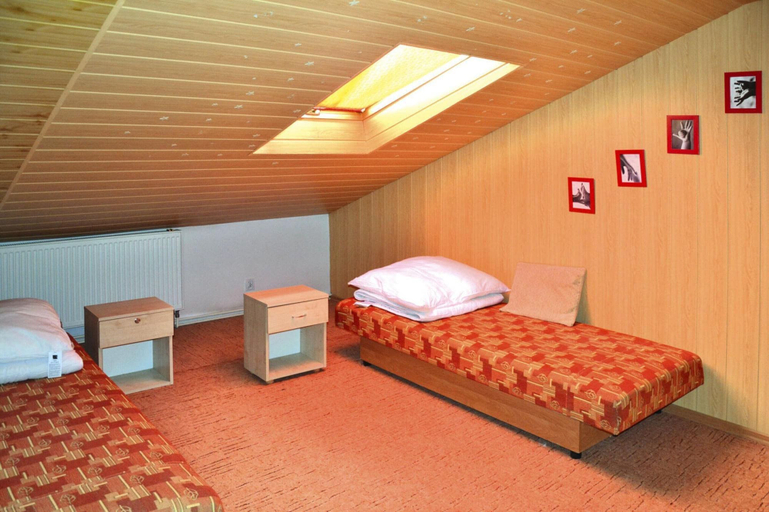 Room 2, Comfortable XXL Holiday Villa by the Pond, Sławno