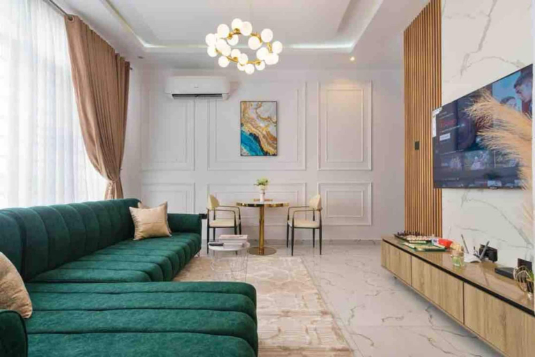 Room 4, Lux Lekki Home w PS5 Balcony 24 7 Power Security, Eti-Osa