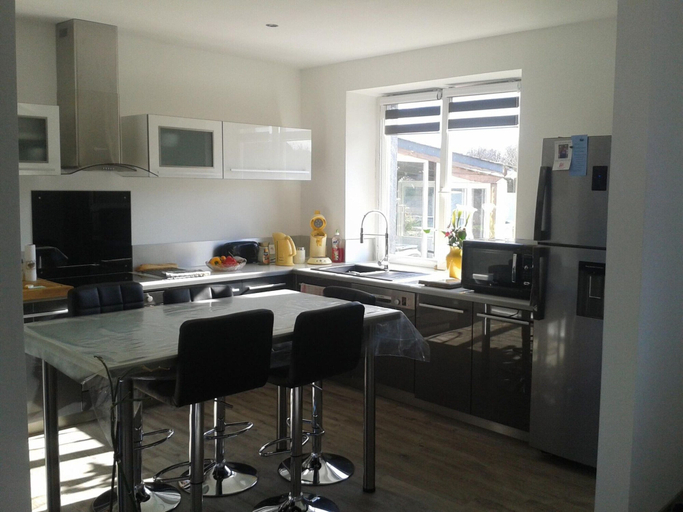 Private kitchen 4, Holiday House With Private Pool in a Shared Property, Finistère