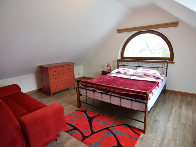 Room 2, Comfortable Holiday Home With a Large Garden, Gdańsk City
