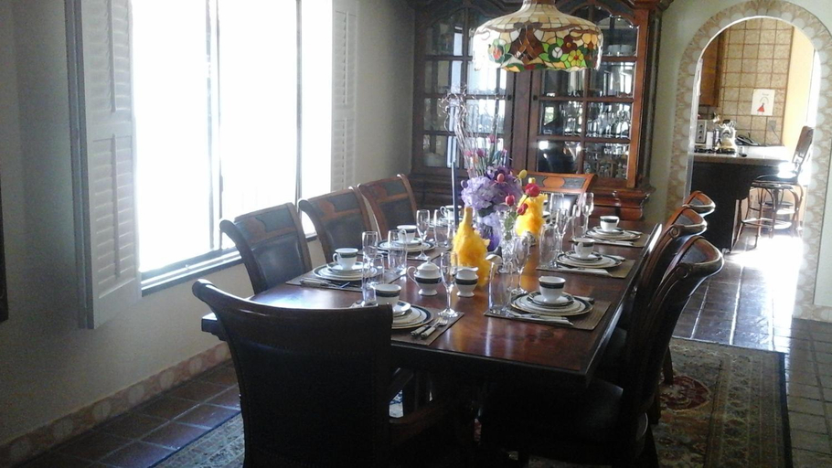 Food & Drinks, Spanish Villa Inn, Napa