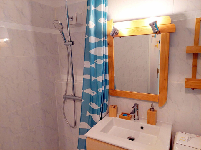 Bathroom 4, Pretty Apartment With a Terrace Near a Sandy Beach, Finistère