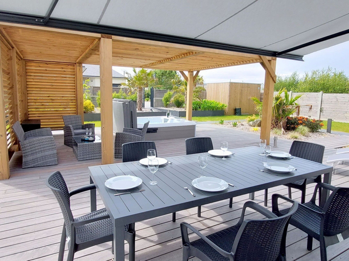 Dining 5, Holiday Home in Plouarzel Near Sandy Beaches, Finistère