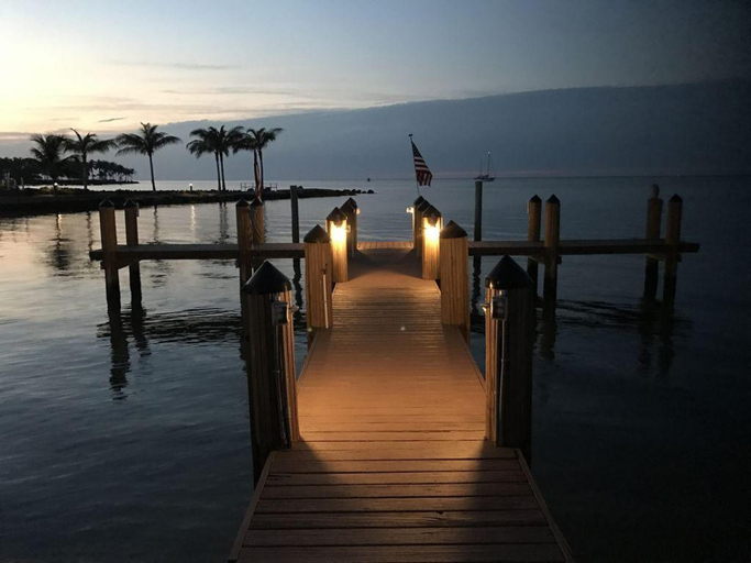 Room 5, 2 Beautiful 4 Bed 3 Bath Pool Home w Free Dock, Monroe