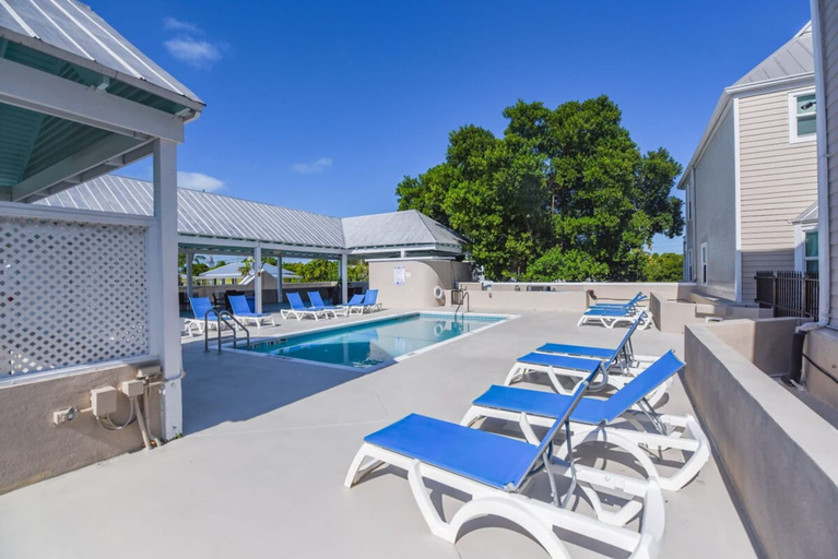 Room 2, Downtown Casa Caribe by Brightwild Pool, Monroe