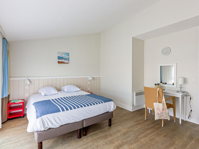 Room 5, Residence Le Palais des Gouverneurs, St. Martin-de-re, Charente-Maritime