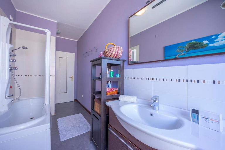 Bathroom 4, Riva Dante Apartments, Trento