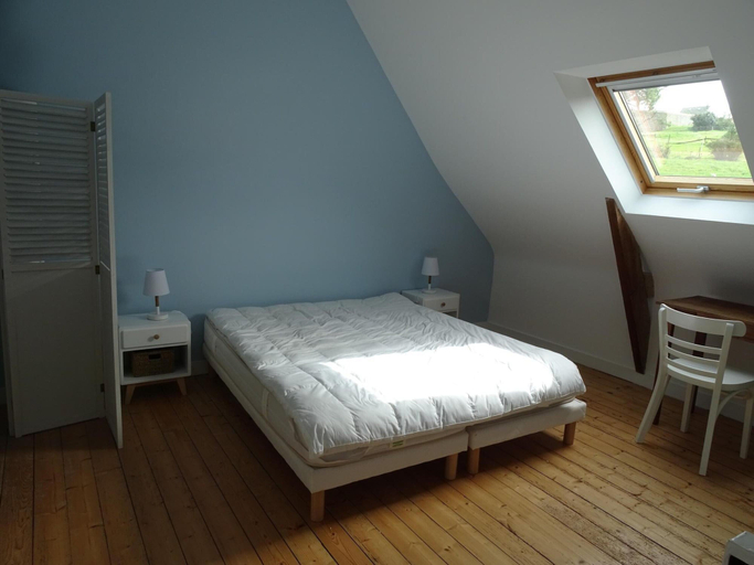 Bedroom 2, Villa in Primel With Sea View and Beach Access, Finistère