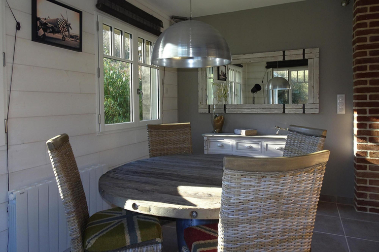 Dining 5, House in Normandy With Sauna & Coastal Charm, Seine-Maritime