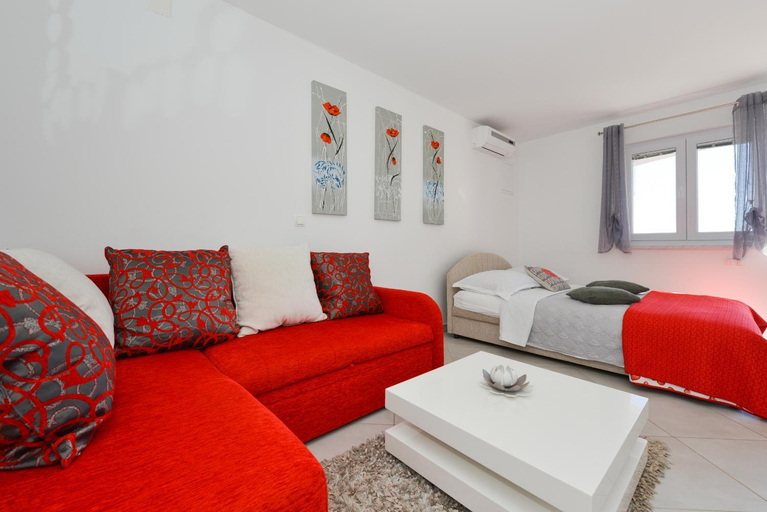 Others 5, Apartments L&M, Vir