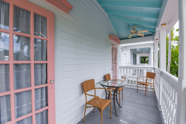 Room 2, New Coastal Rose - Bright Loft With High Ceilings, Monroe