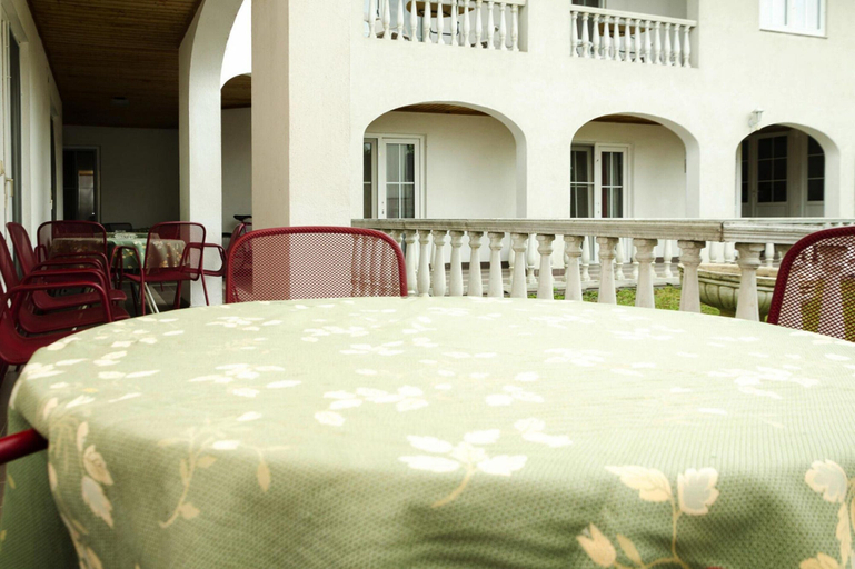 Dining 4, Flat in Podersdorf am See With Balcony, Neusiedl am See