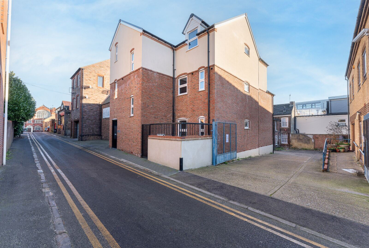 Exterior & Views, Homely 2-bed Apartment Near Luton Town Centre, Luton