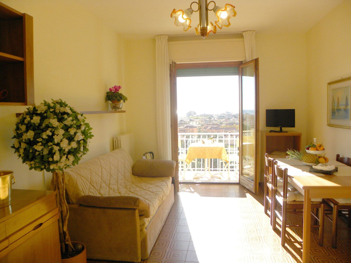 Dining 2, 6-guest Chic Apartment in Pietra Ligure, Savona