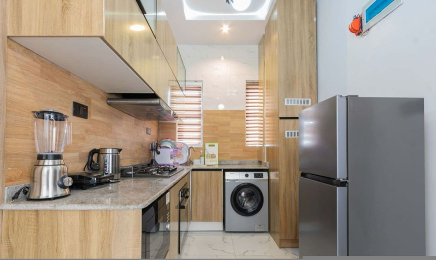 Room 5, Lux Lekki Home w PS5 Balcony 24 7 Power Security, Eti-Osa