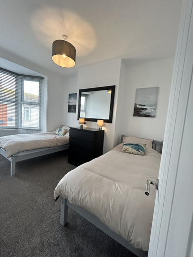 Room 3, House - Sleeps 6, Pet Friendly & Courtyard, Dorset