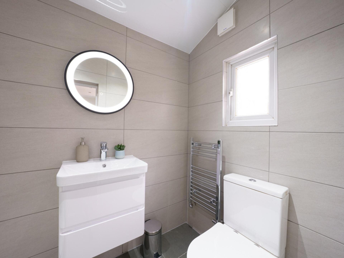 Bathroom 3, Modern 2 bed Apartment Near Wembley Stadium, London