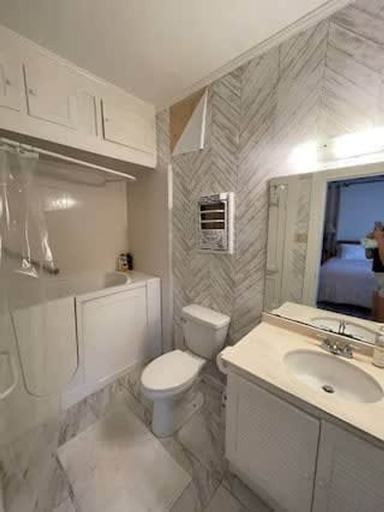 Bathroom 5, Corporate Comfort Ideal Accommodation for Work Crews, Lafayette