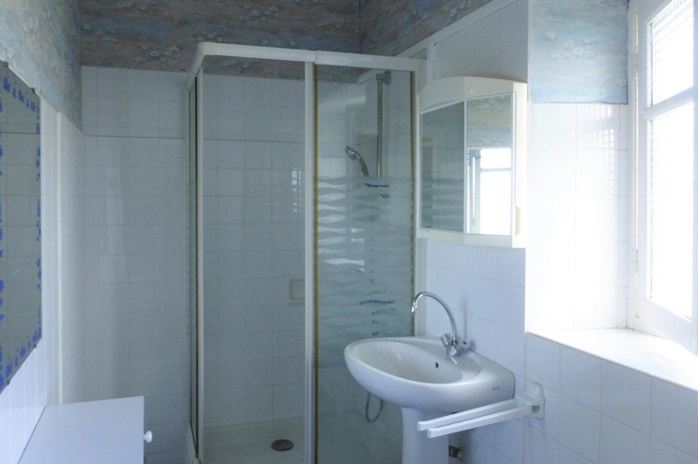 Bathroom, Apartment, Kerity-penmarc"h, Finistère