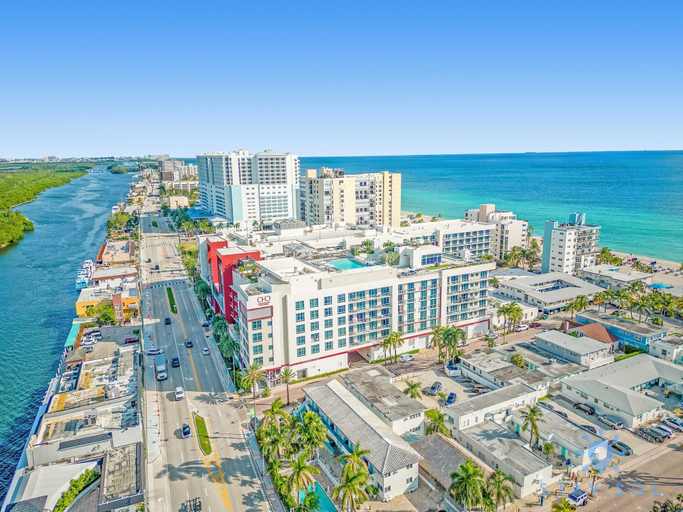 Room 2, Luxurious Condo With Rooftop Pool Hot Tub, Broward