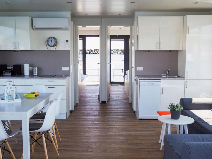 Private kitchen, Hausboot im Hafen von Boltenhagen, Nordwestmecklenburg