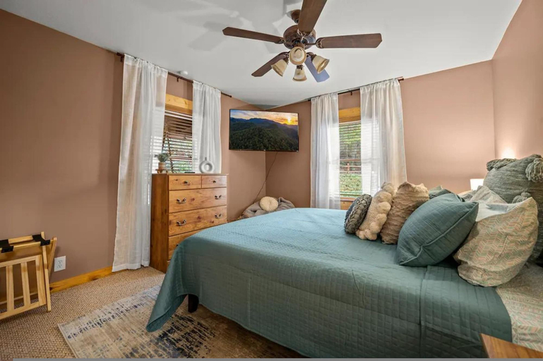 Room 5, High-end Luxury Cabin Sauna Hot Tub Gameroom, Sevier