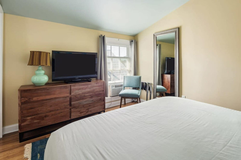 Room 5, Sky Suite on Duval by Brightwild Condo w Balcony, Monroe