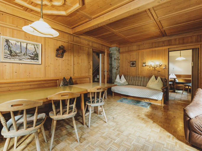 Dining 4, Holiday Home on Grossglockner Alpine Road, Zell am See