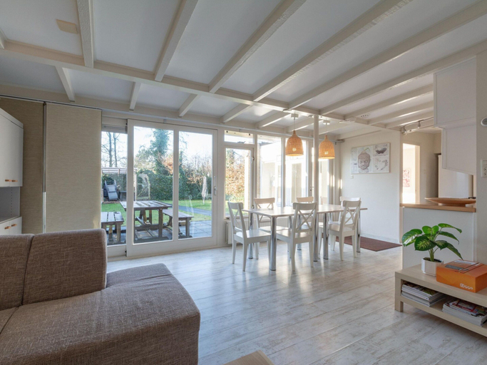 Living room 4, Holiday Home With a Spacious Garden, Zijpe
