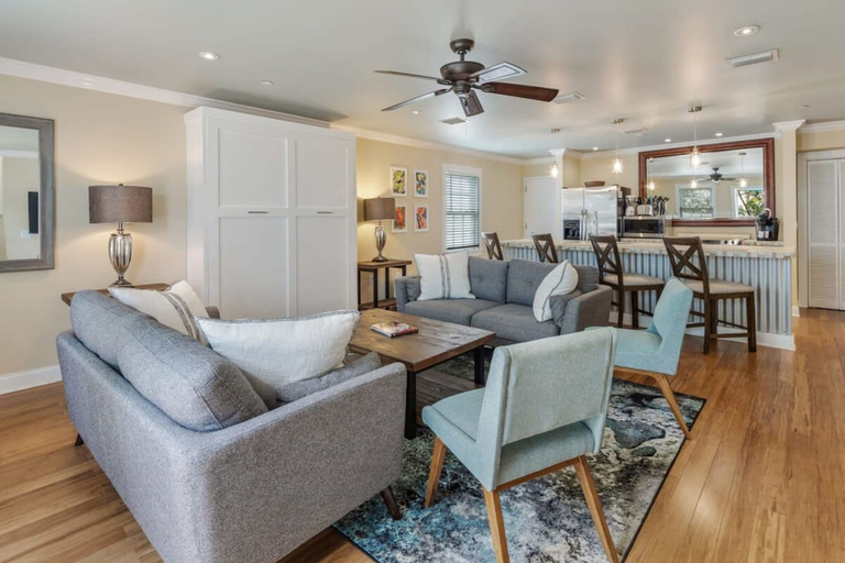 Room 3, Cloud Suite on Duval Luxury Condo Epic Location, Monroe