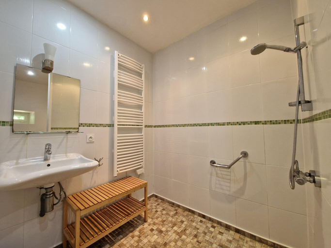 Bathroom 2, Holiday Home in Moelan Near Kerfany Beach, Finistère