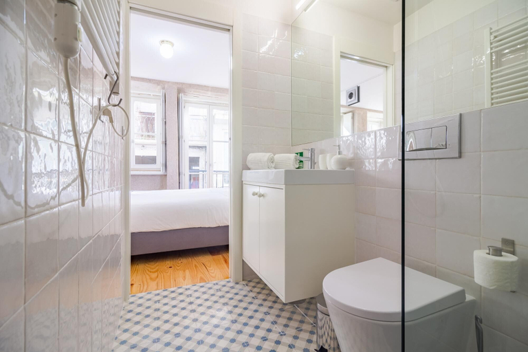 Room 4, Tower 2T in Oporto With 1 Bathrooms, Porto