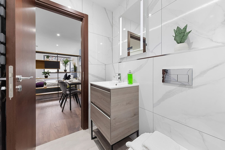 Room 2, Bright Studio Retreat in Golders Green, London