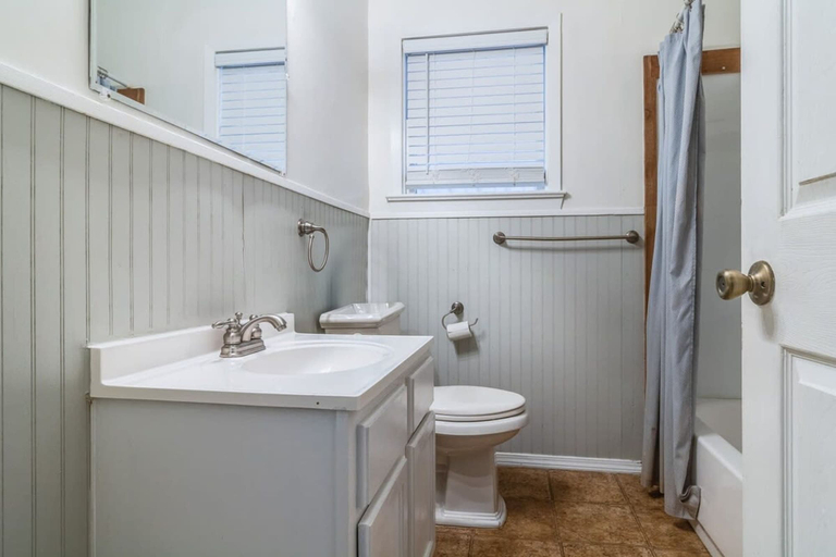 Bathroom, Jefferson Rental Room 2, Lafayette