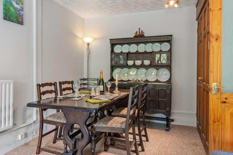 Room 5, The Hollies - Short Walk to Beach Peaceful Location Parking, Pembrokeshire