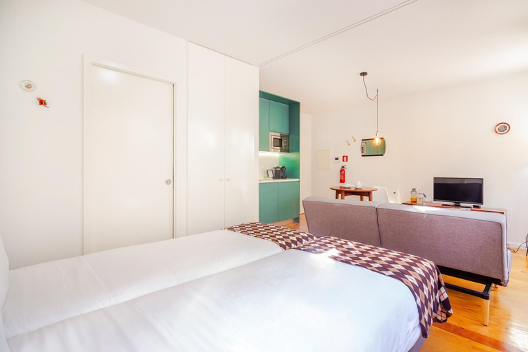 Room 5, Tower 2T in Oporto With 1 Bathrooms, Porto